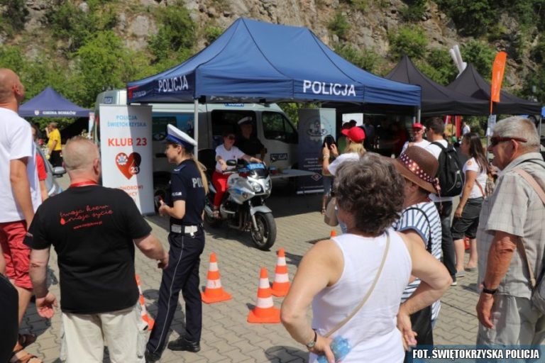 Policjanci na ,,Trasie Czerwonej Nitki’’ i  sześciu odznaczonych.