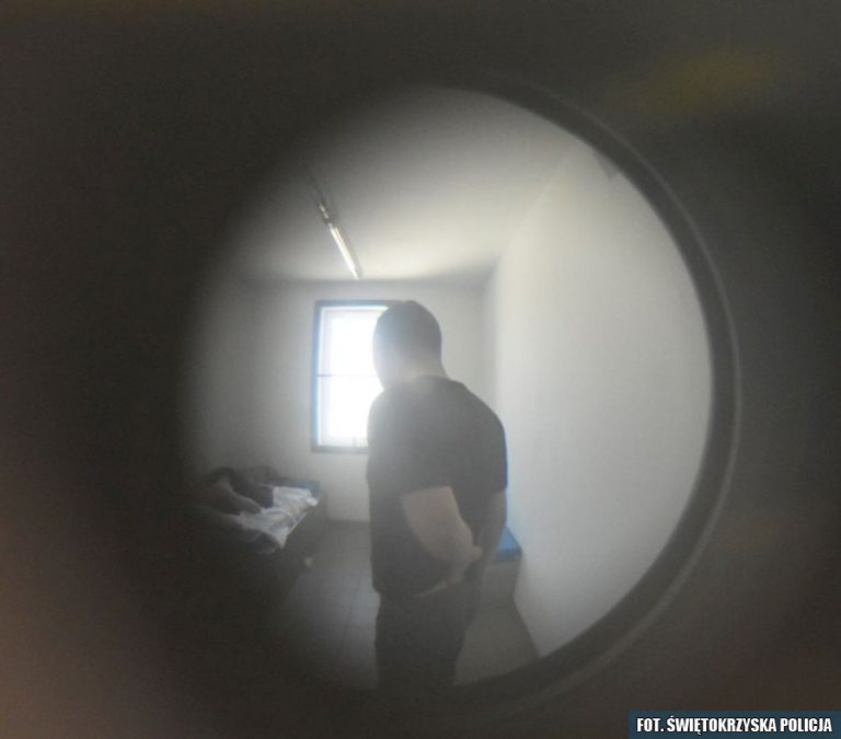 Zwrócił uwagę na poszukiwanego. Przy okazji ujawnił przestępstwo.