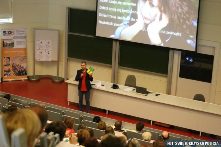 Konferencja dotycząca projektu „Szybuj bezpiecznie w internetowej chmurze 2018” z udziałem policjantów