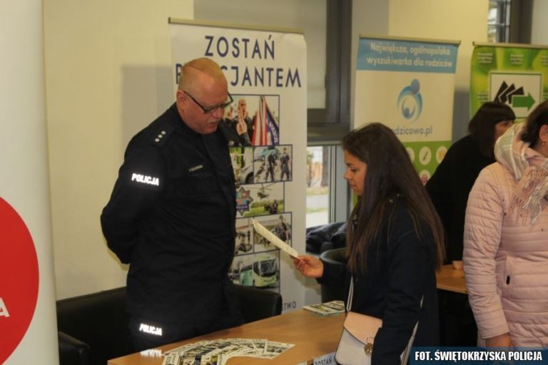 Policjanci na IX Akademickich i Młodzieżowych Targach Pracy