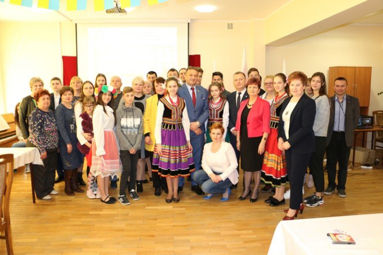Poznają szkoły i atrakcje powiatu kieleckiego