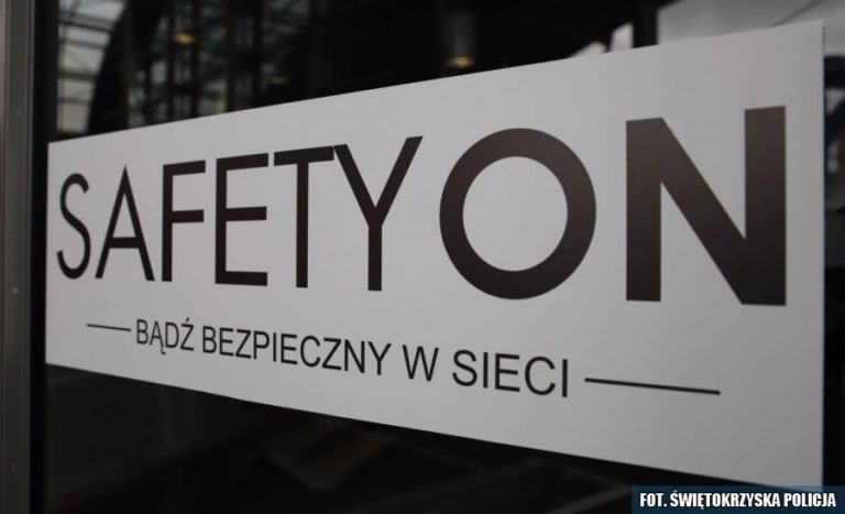 Policjanci na konferencji o cyberbezpieczeństwie SafetyON – bądź bezpieczny w sieci