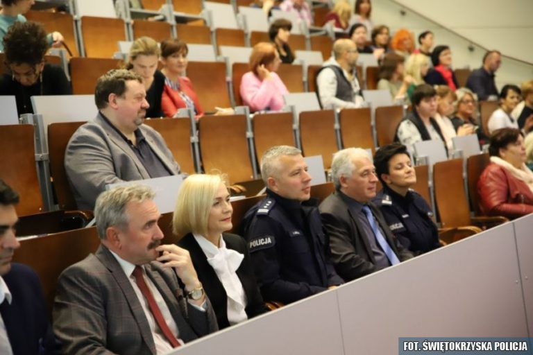„Szybuj bezpiecznie w internetowej chmurze 2019”. Konferencja z udziałem policjantów.