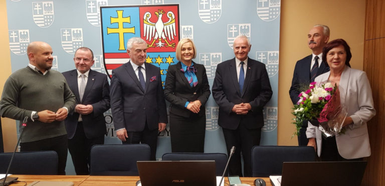 Zarząd Województwa podziękował odchodzącej na emeryturę wieloletniej pracownicy urzędu
