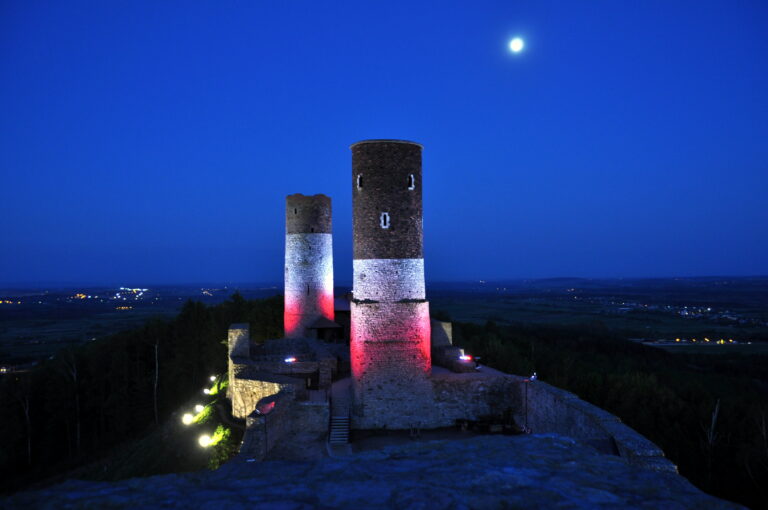Święto Chrztu Polski.  Dziś Zamek Królewski w Chęcinach zabłyśnie w  narodowych barwach.