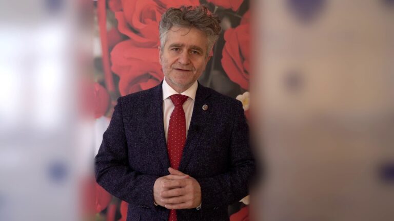 Senator Krzysztof Słoń składa życzenia z okazji Dnia Kobiet [WIDEO]