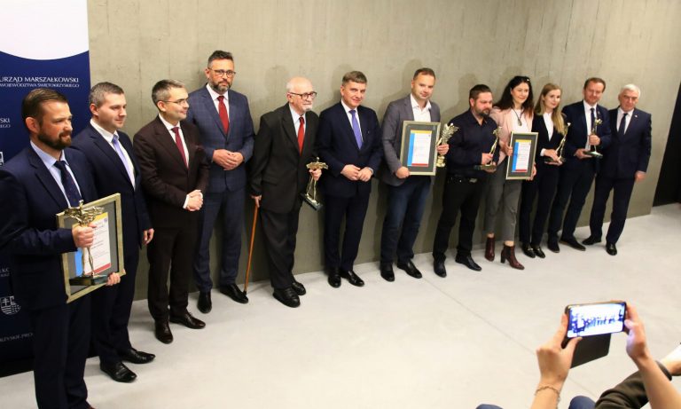 Statuetki „Wędrowca Świętokrzyskiego” trafiły do zasłużonych dla turystyki