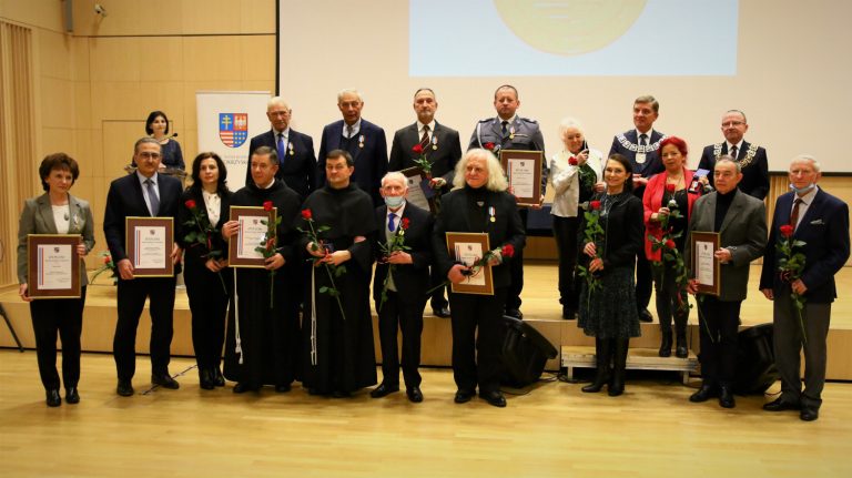 Wręczono Odznaki Honorowe Województwa Świętokrzyskiego