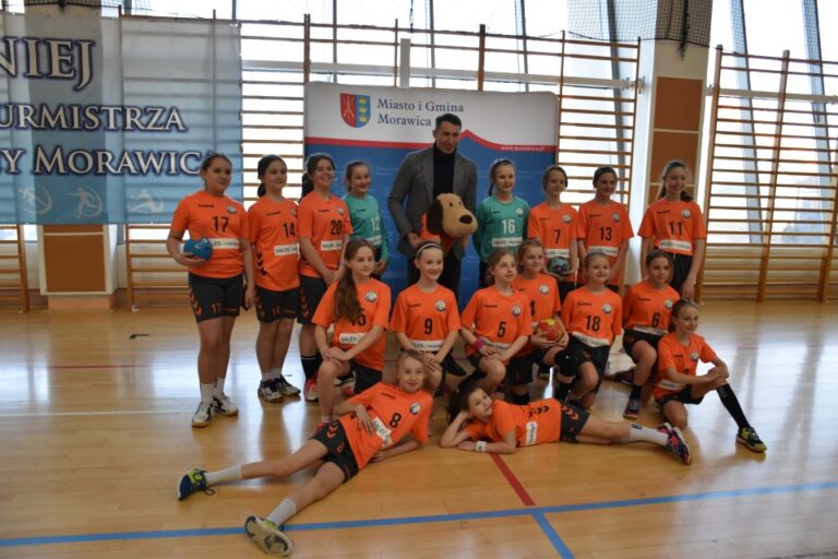 Piłkarki ręczne UKS Orlęta Bicza tuż za podium