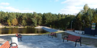 Popularny zbiornik wodny w Kaniowie przeszedł spektakularną metamorfozę. Jest nowa promenada, energooszczędne oświetlenie, a nawet miejsce dla camperów!