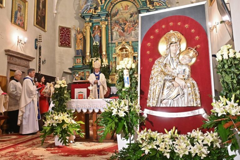 Uroczystości koronacyjne obrazu Matki Bożej w&nbsp;kościele w&nbsp;Brzezinach