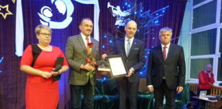 W Zagnańsku podzielili się opłatkiem. Wręczono też wyróżnienia Gminy Zagnańsk i stypendia dla uzdolnionych uczniów