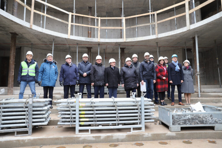 Zapoznali się z postępem prac remontowanego teatru