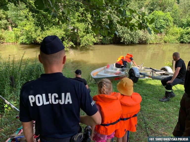 Wspólny patrol policjantów i strażaków nad wodą