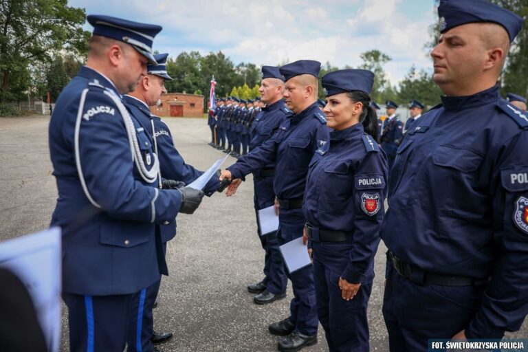 Policjanci w mundurach podczas uroczystości wręczenia odznaczeń w Kielcach
