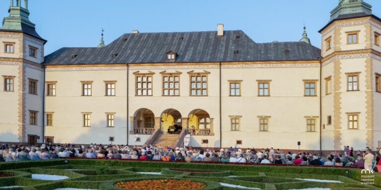 Widok na koncert w ogrodzie włoskim przy pałacu.