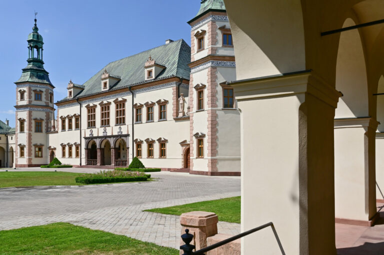 Widok na pałac z wieżą i dziedzińcem