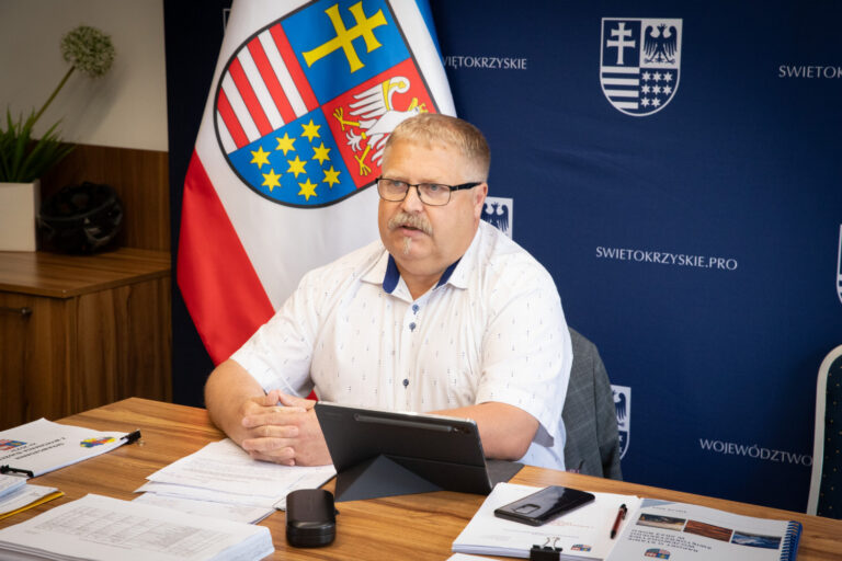 Osoba przy stole podczas obrad Komisji Edukacji, Kultury i Sportu Sejmiku Województwa Świętokrzyskiego