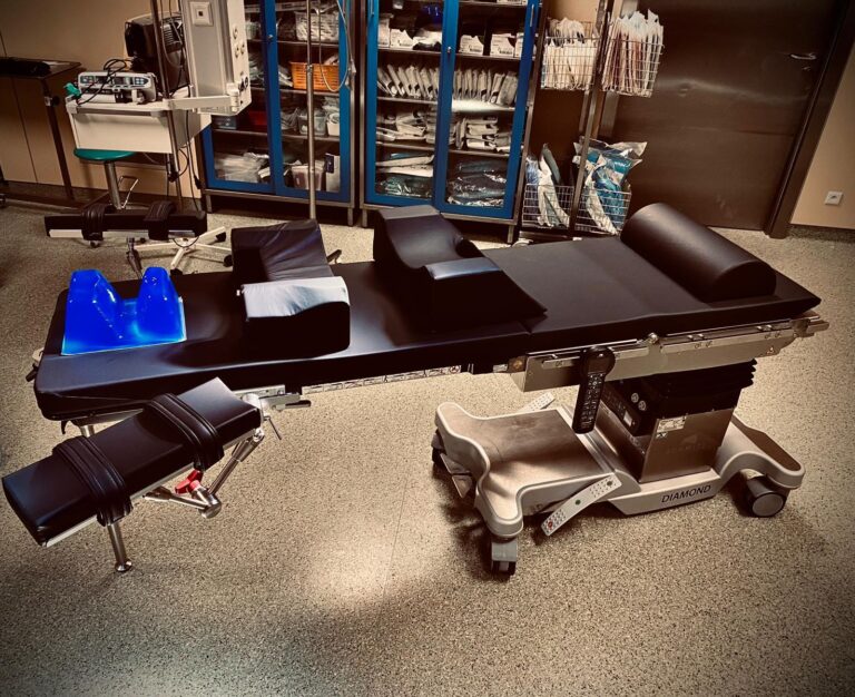 Nowoczesny stół operacyjny w Klinice Chirurgii Urazowo-Ortopedycznej, wyposażony w zaawansowane funkcje.