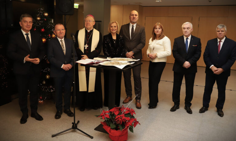 Grupa osób przy świątecznym stole podczas spotkania radnych Sejmiku Województwa Świętokrzyskiego