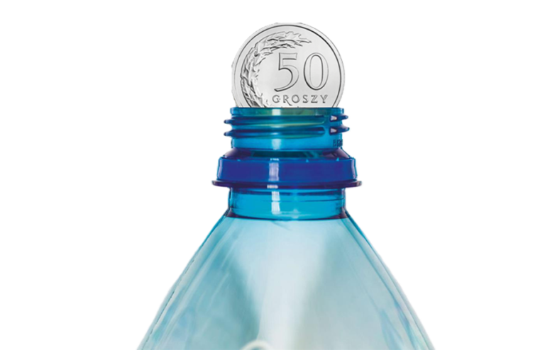 Moneta 50 groszy umieszczona na szyjce plastikowej butelki.