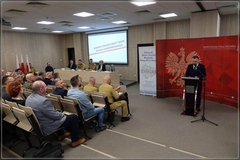 Debata na temat bezpieczeństwa pożarowego i administracji samorządowej na Uniwersytecie Jana Kochanowskiego w Kielcach w ramach Konwentu Związku Miast  i Gmin Regionu Świętokrzyskiego