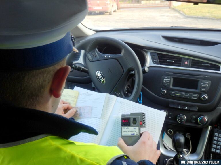 Nietrzeźwy senior „wpadł” w czujne oko policjanta na wolnym