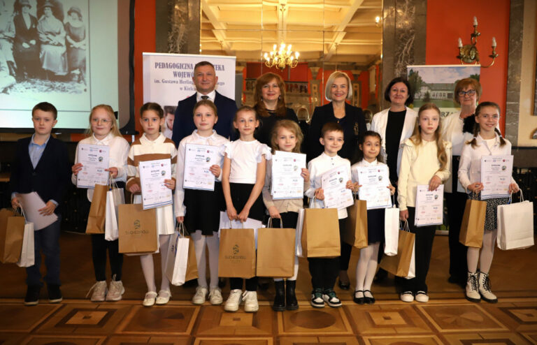 „Podróże słowem malowane” zachwyciły. Marszałek Renata Janik nagrodziła młodych recytatorów