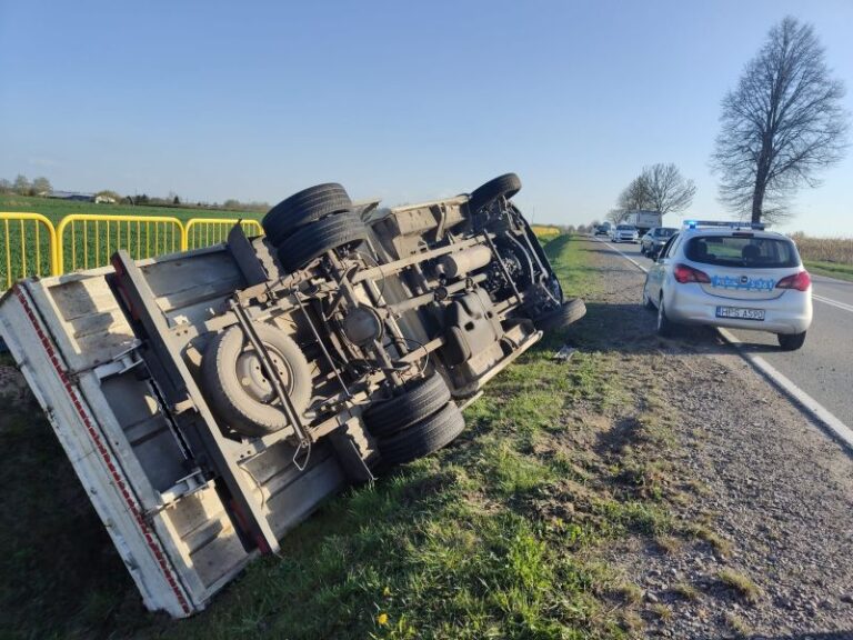 Stracił panowanie nad pojazdem, pomogli policjanci