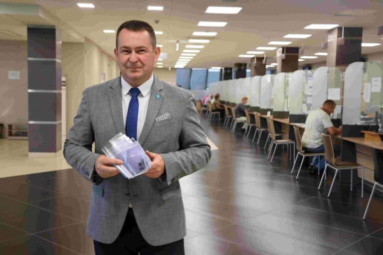 Dowód rejestracyjny z herbem powiatu