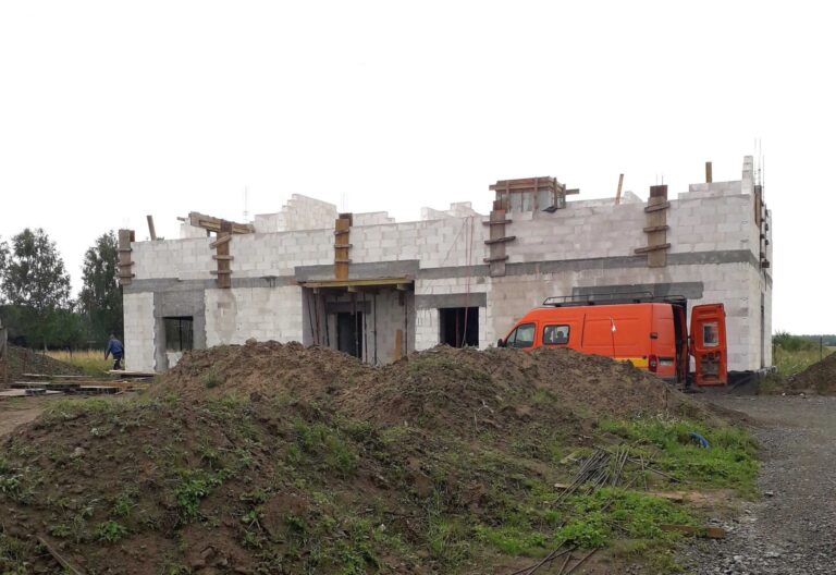Budowa domu dla rodziny zastępczej wkracza w kolejną fazę