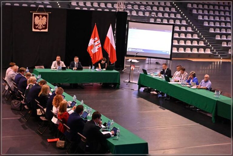Jednogłośne wotum zaufania i absolutorium dla burmistrza Roberta Jaworskiego. Radni Rady Miejskiej w Chęcinach pozytywnie ocenili pracę organu wykonawczego