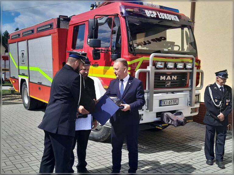 Festyn rodzinny i wyjątkowe uroczystości w Łukowej. Wóz strażacki i figura św. Floriana poświęcone
