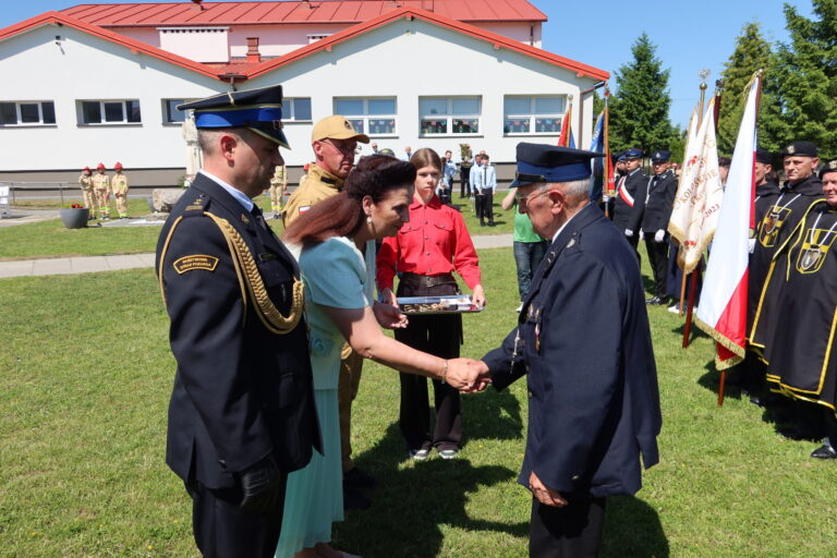 Odznaczenia dla druhów z Rykoszyna podczas jubileuszu 700-lecia miejscowości