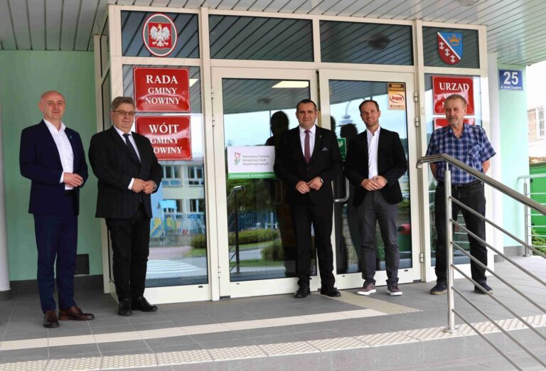 Urząd Gminy w Nowinach dostępny dla niepełnosprawnych