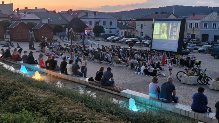 Rodzinne Kino Letnie w Chęcinach przyciągnęło tłumy
