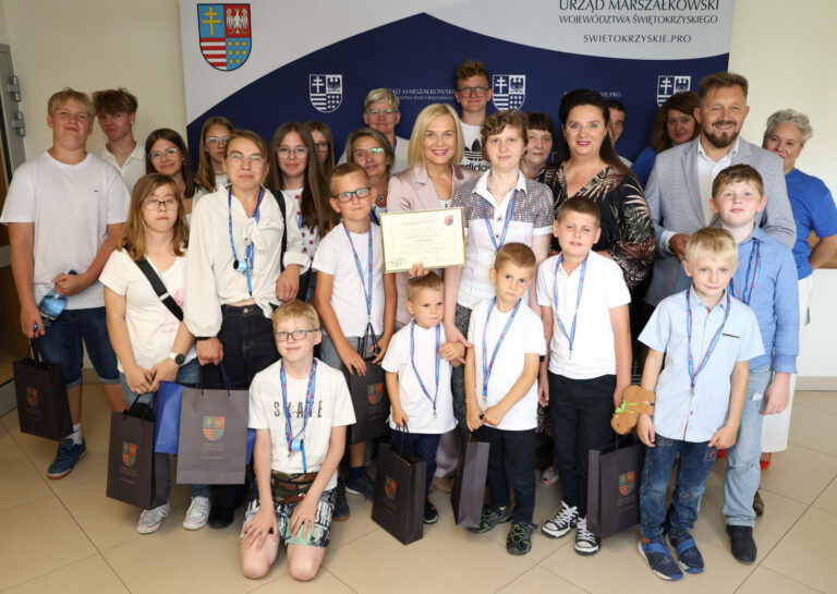 Urząd przyjazny najmłodszym. Dzieci z Piekoszowa z wizytą u marszałek Renaty Janik