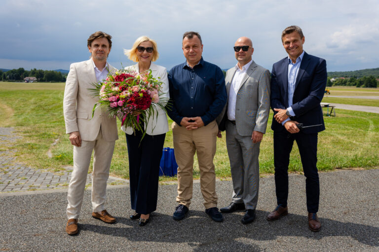 Aeroklub Kielecki gotowy na jubileusz! Marszałek Renata Janik z wizytą na lotnisku w Masłowie