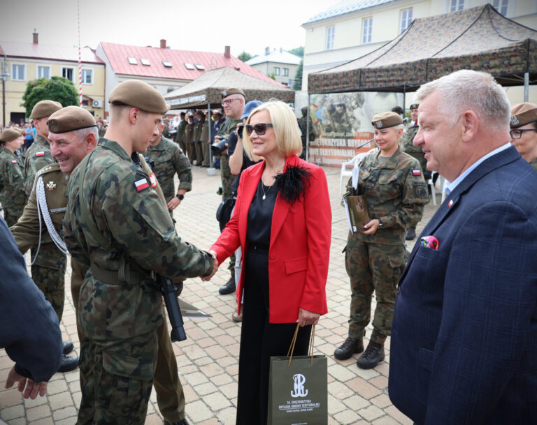 “Ślubuję służyć wiernie Rzeczpospolitej Polskiej”- uroczysta przysięga Terytorialsów w sercu Chęcin