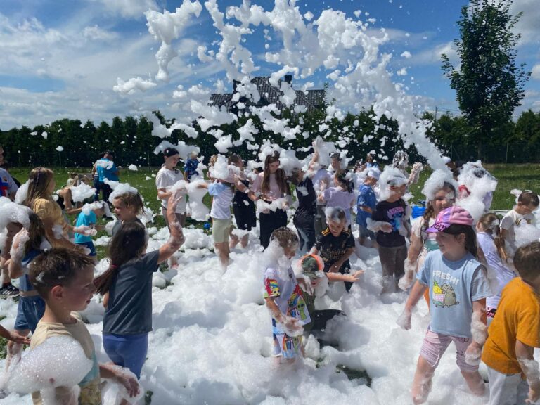 Zakończenie wakacji w Piekoszowie pełne atrakcji. Piana party hitem finałowego pikniku!