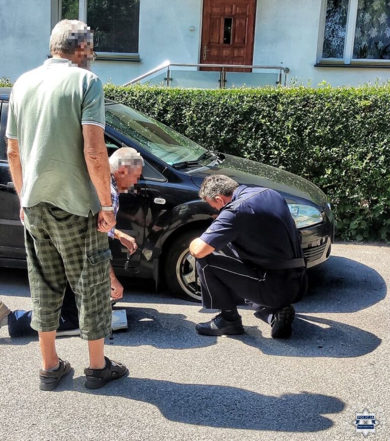 Dzielnicowi z Komisariatu Policji w Kunowie pomogli seniorom przy wymianie koła