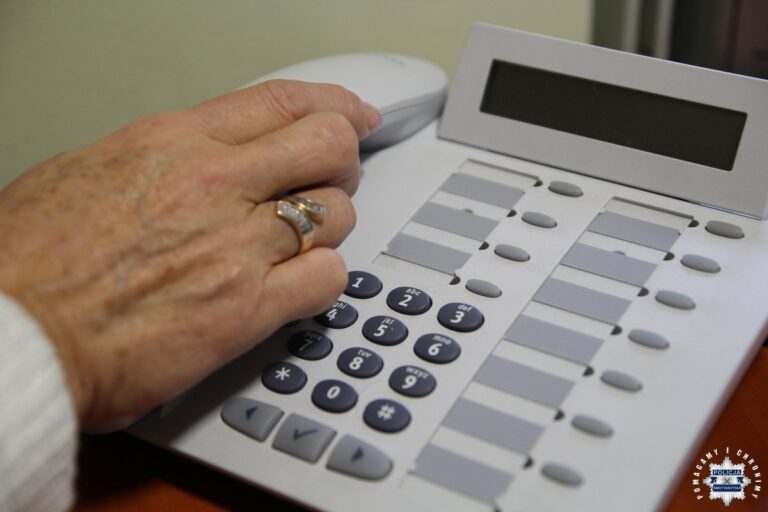 Są bezwzględni i chciwi – oszuści działający metodą “na wnuczka” wciąż wykorzystują dobre serca seniorów