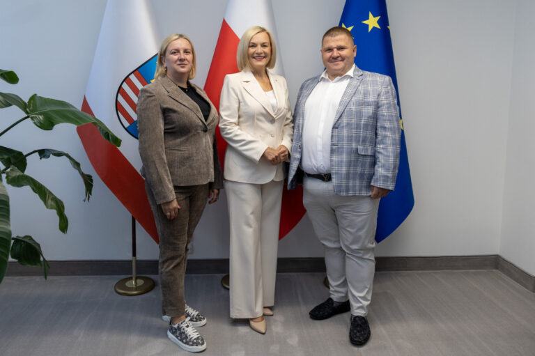 Marszałek Renata Janik gratuluje Koronie zwycięstwa