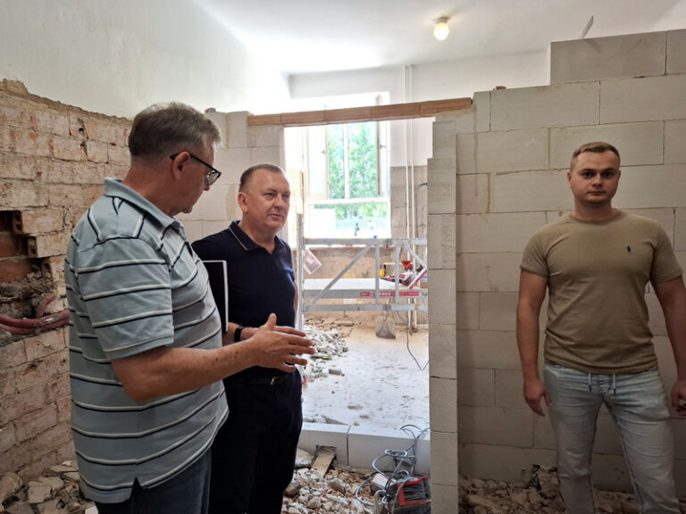 Trwa remont łazienki w Szkole Podstawowej w Chęcinach