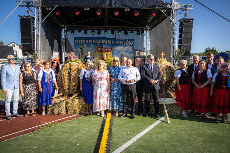 Święto plonów w Mniowie. Marta Gałuszewska zaśpiewała dla mieszkańców podczas Dożynek