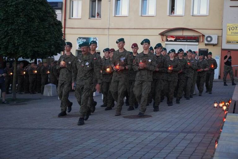 Kadrówka znów w Chęcinach. Patriotyczny marsz, wyjątkowe wyróżnienia i żywa lekcja historii