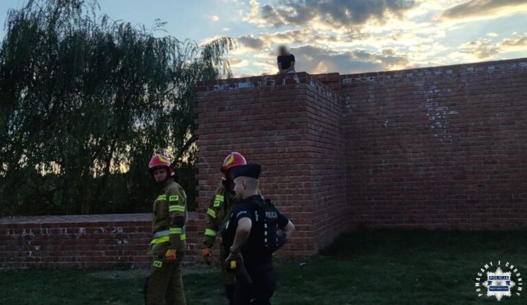 Niebezpieczny żart 39-latka, który utknął na murze
