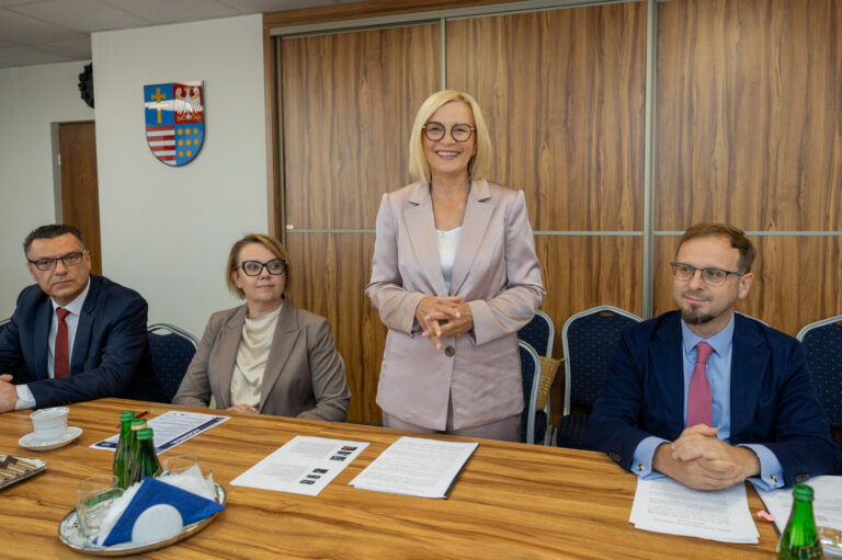 Bezpieczeństwo mieszkańców to priorytet dla władz regionu. Spotkanie ze świętokrzyskimi firmami z sektora obronności