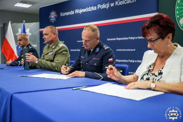 Uroczyste podpisanie porozumień o współpracy na rzecz klas mundurowych w świętokrzyskich szkołach