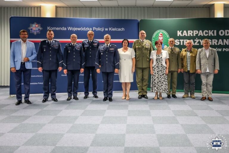 Umowy podpisane, będą klasy mundurowe